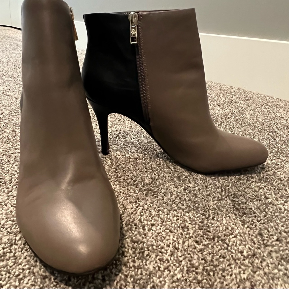 Ann Taylor Robyn Heeled Ankle Booties Boots Black Taupe Leather SZ 7.5
